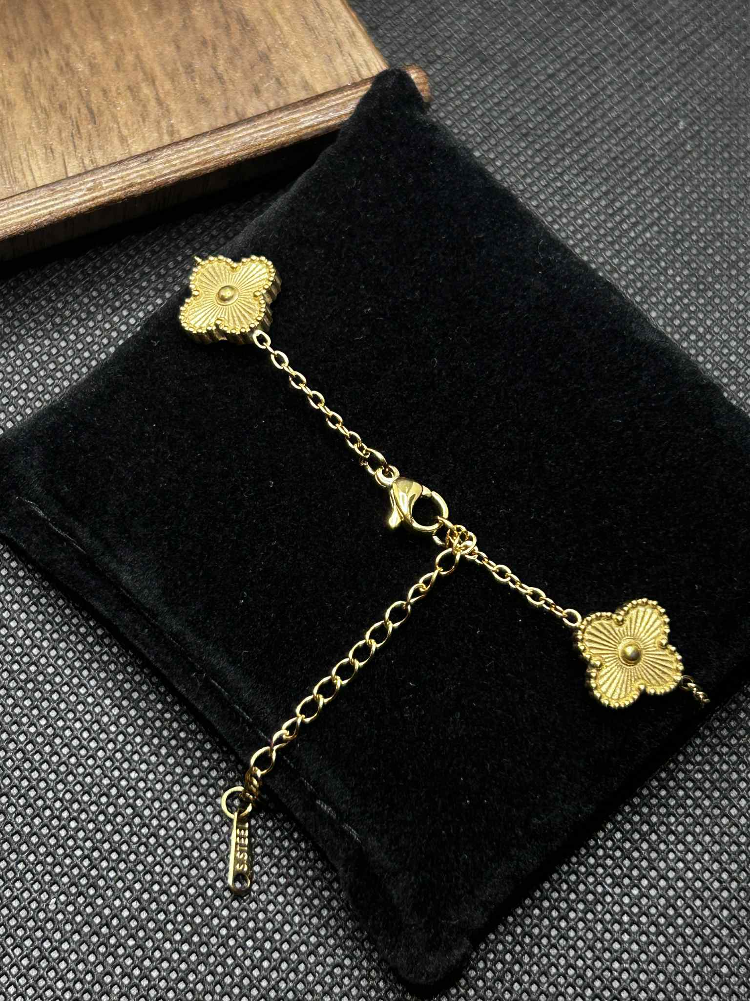 Van Cleef stiliaus keturlapio dobilo motyvo apyrankė