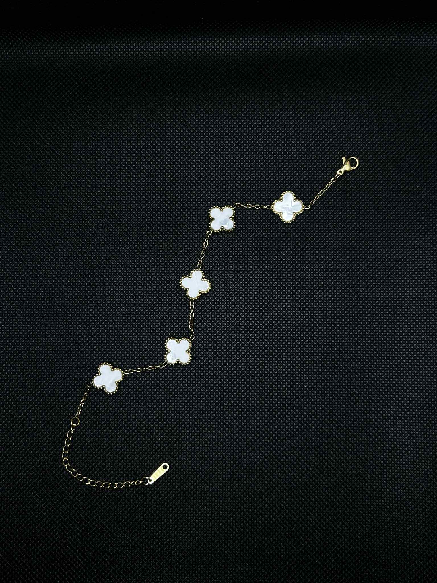 Van Cleef stiliaus keturlapio dobilo motyvo apyrankė