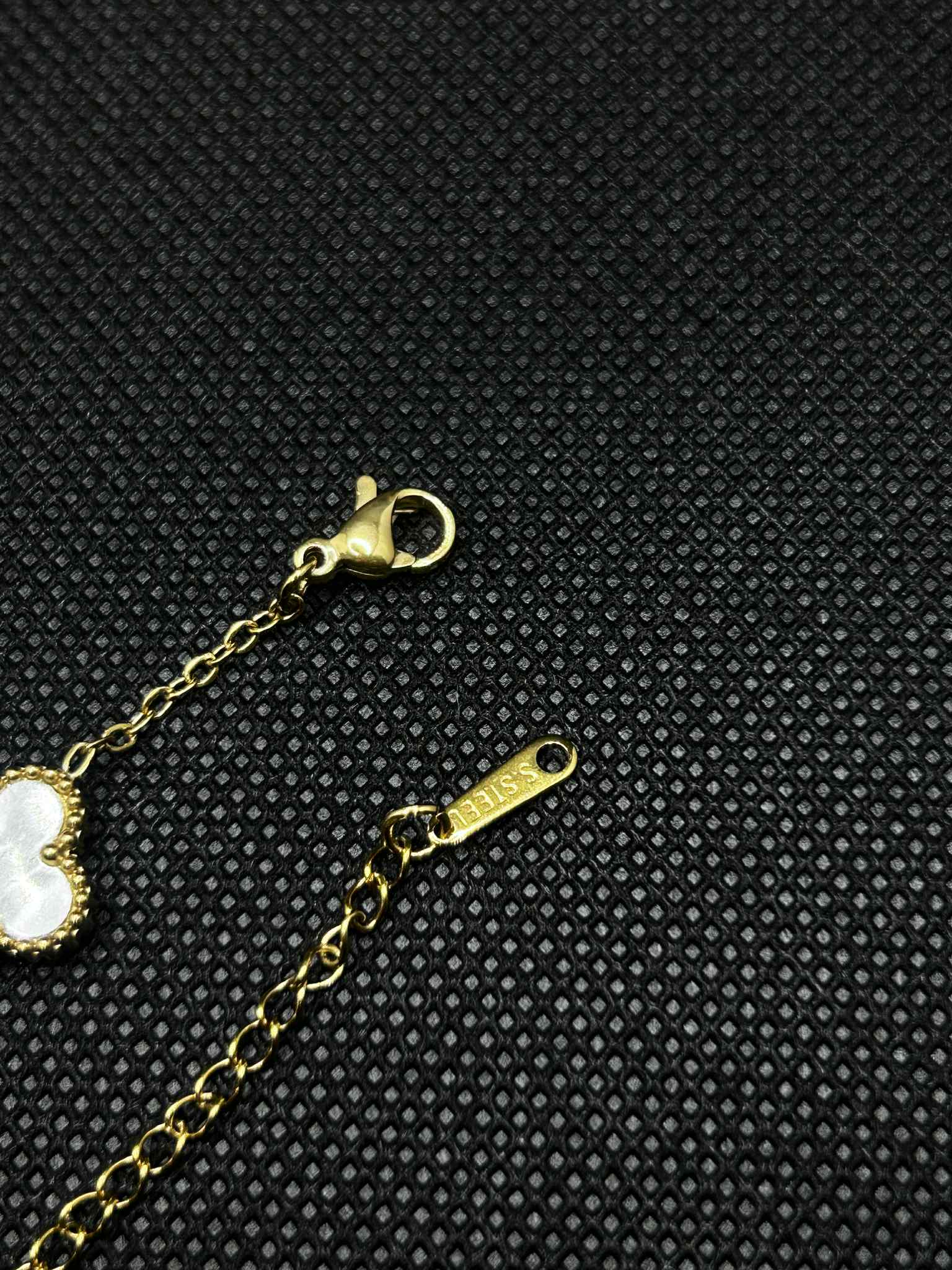 Van Cleef stiliaus keturlapio dobilo motyvo apyrankė